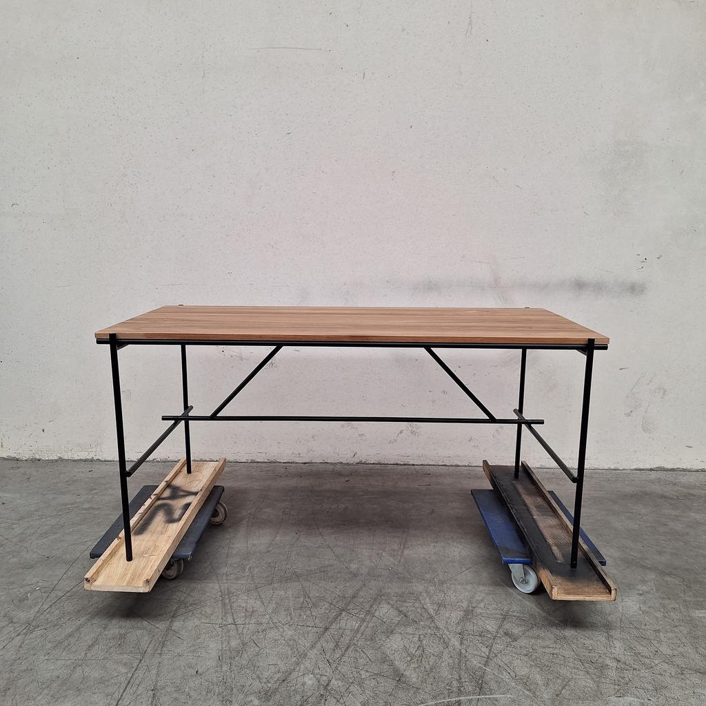 Oscar desk with cable management