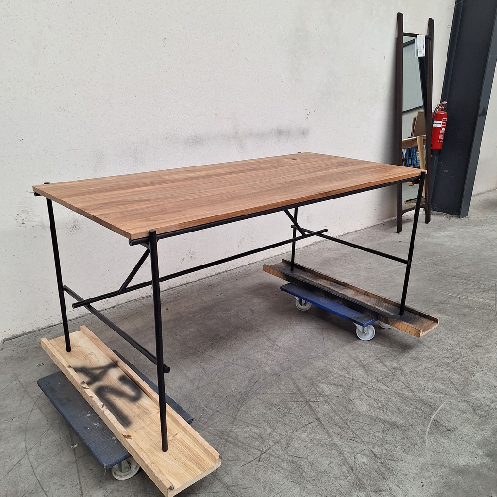 Oscar desk with cable management