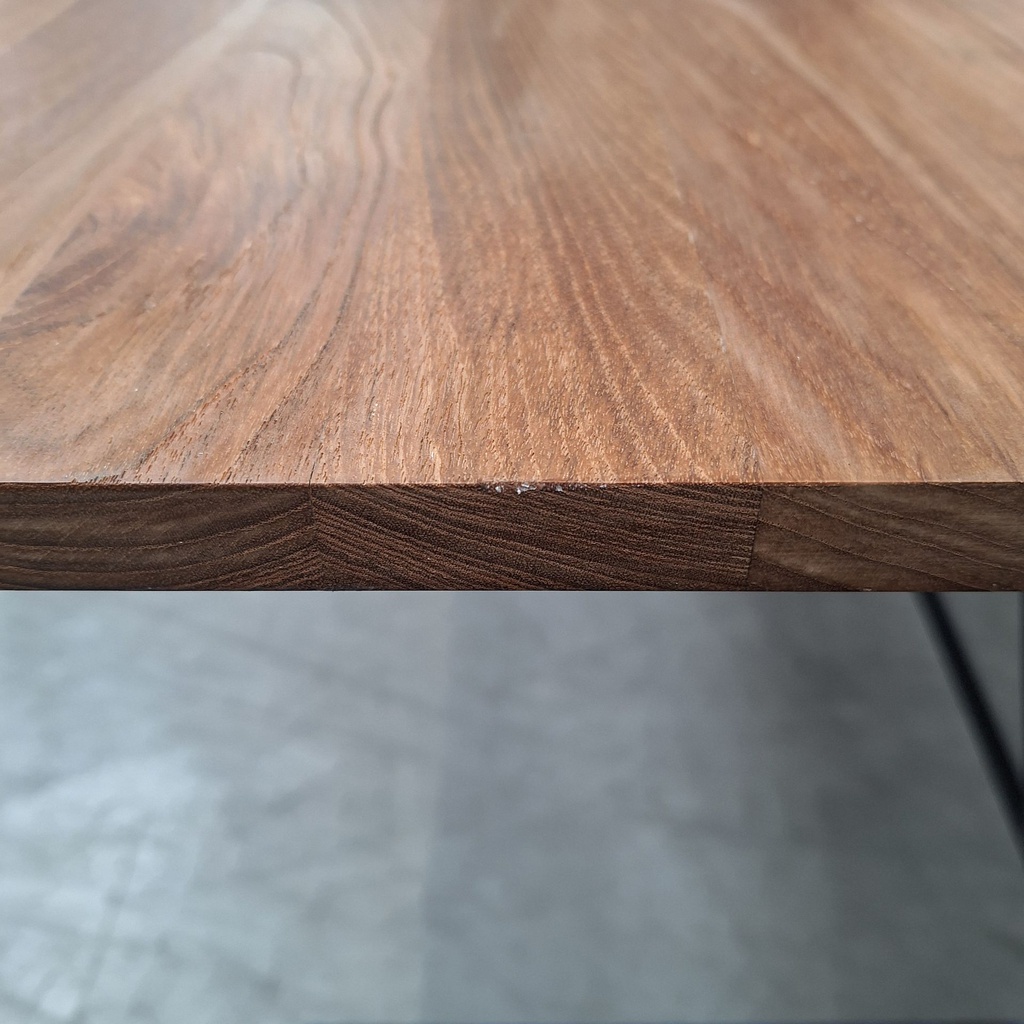 Oscar desk with cable management