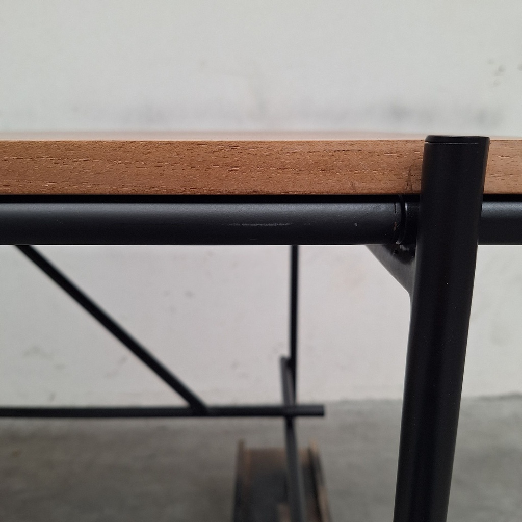 Oscar desk with cable management