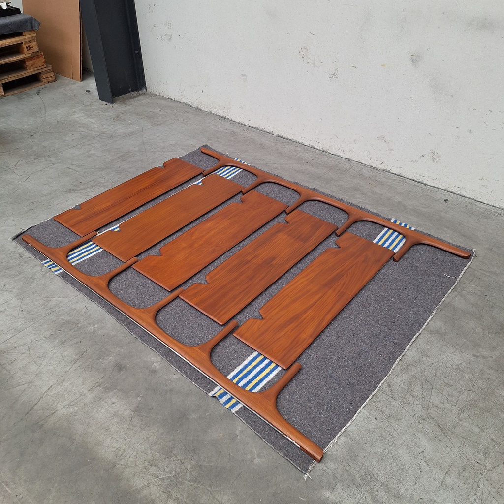 PI wall shelf