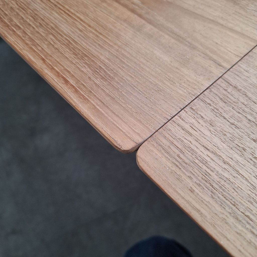 Bok extendable dining table