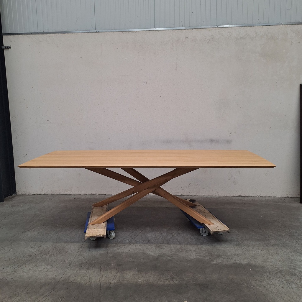 Mikado dining table