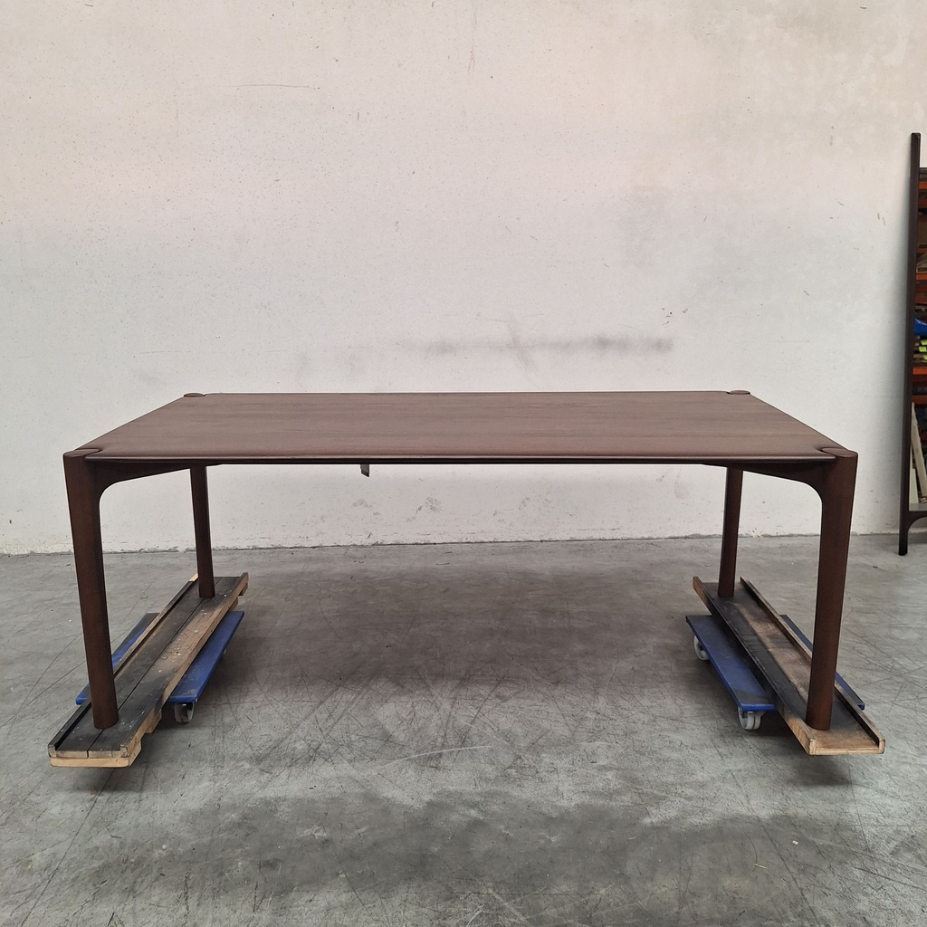 PI dining table