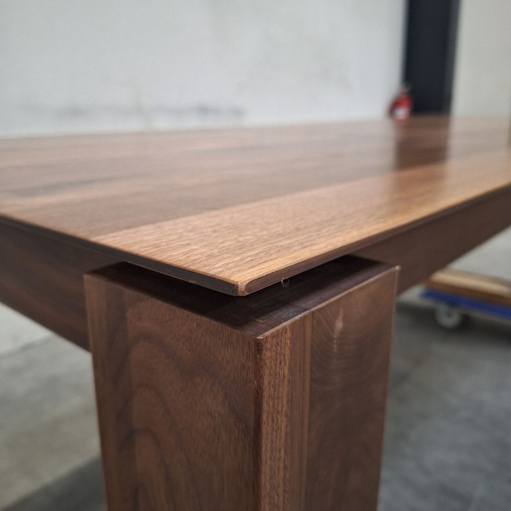 Slice extendable dining table
