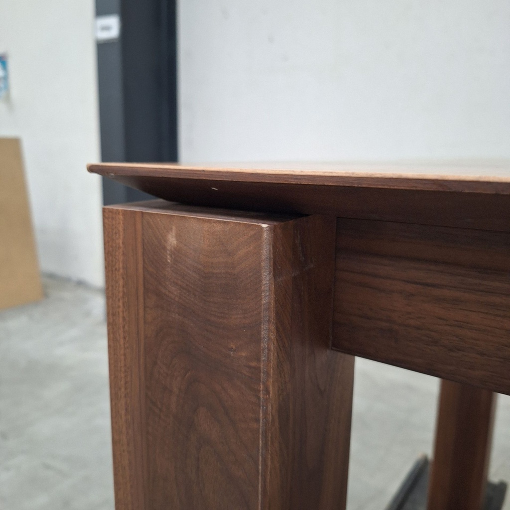 Slice extendable dining table