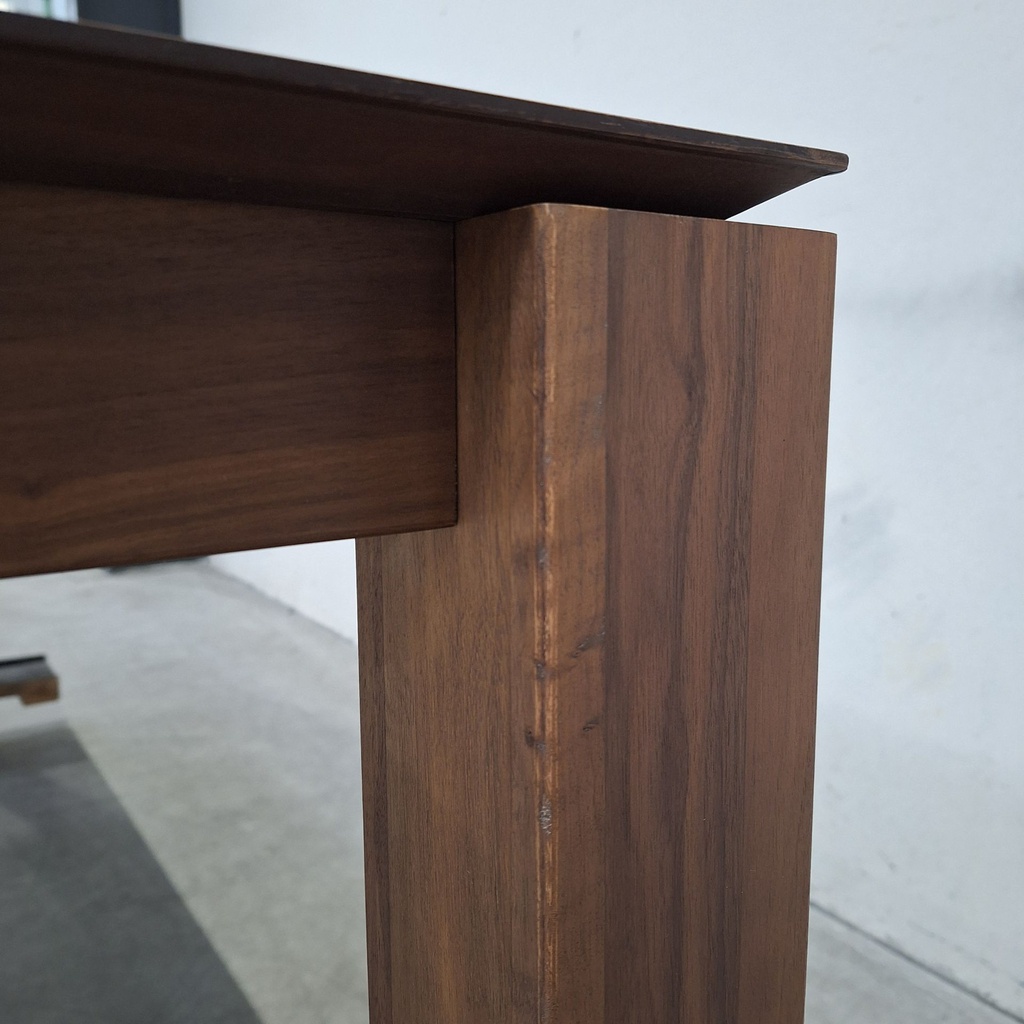 Slice extendable dining table