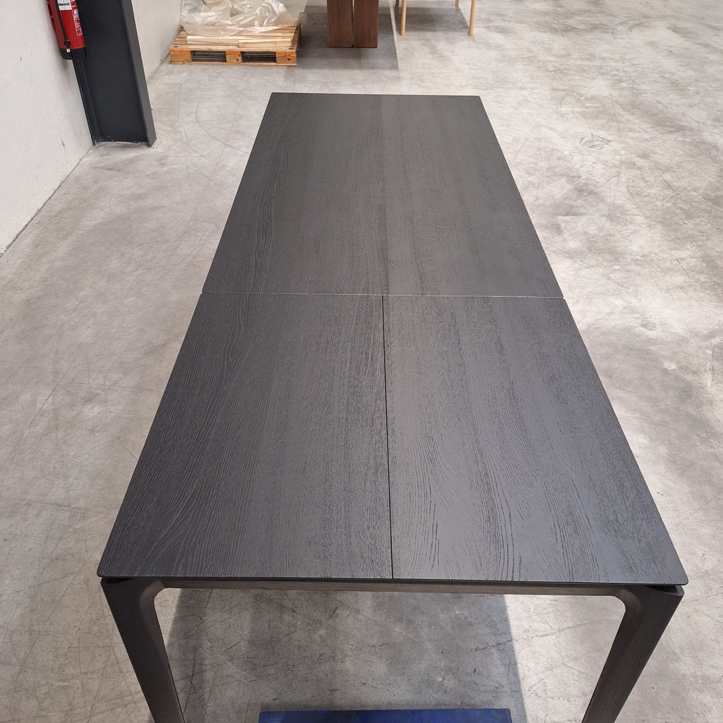 Bok extendable dining table