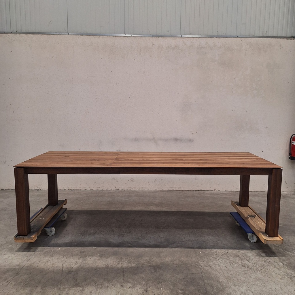 Slice extendable dining table
