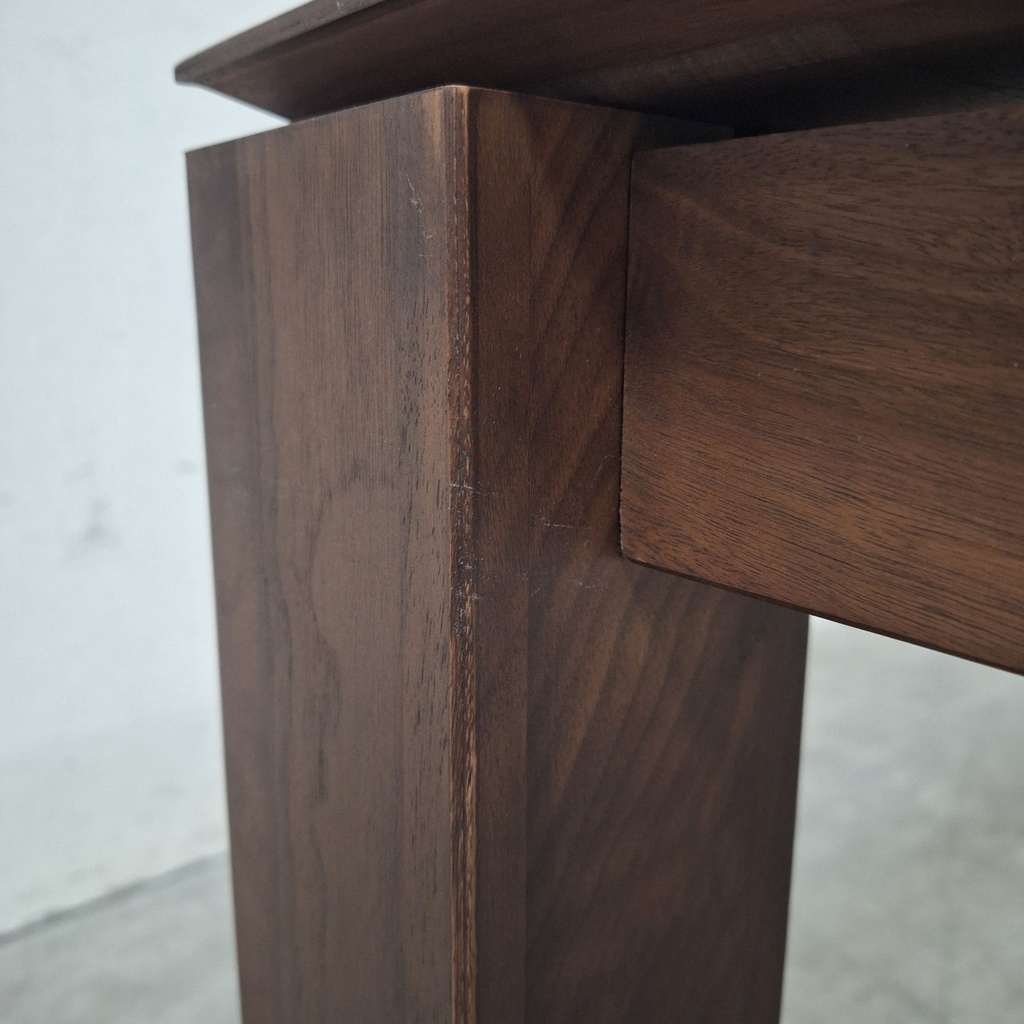 Slice extendable dining table