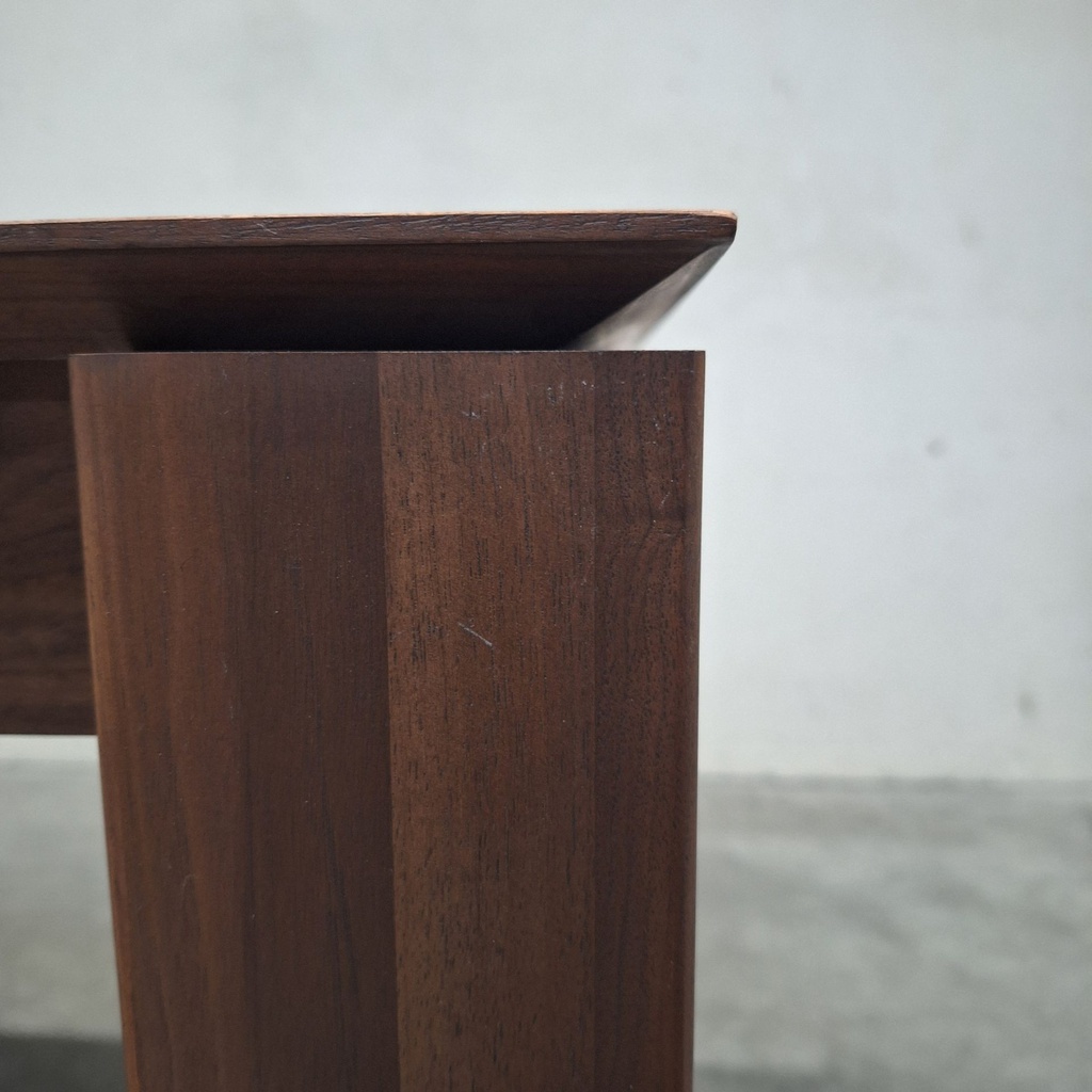Slice extendable dining table