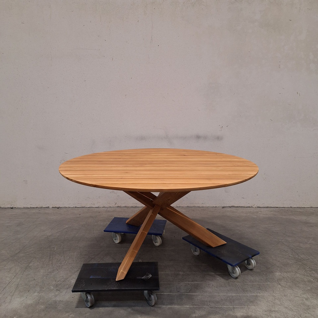 Circle outdoor dining table
