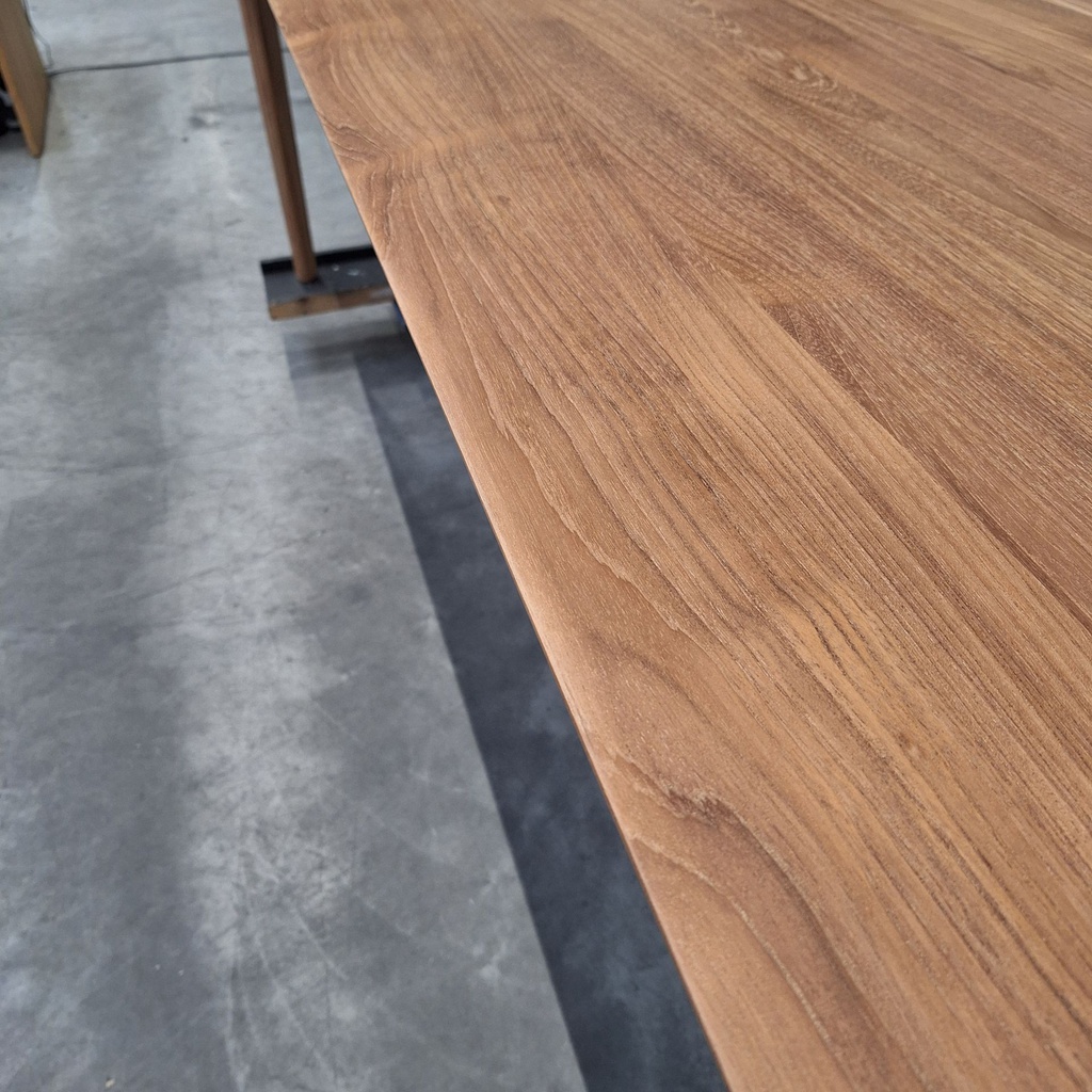 Bok extendable dining table