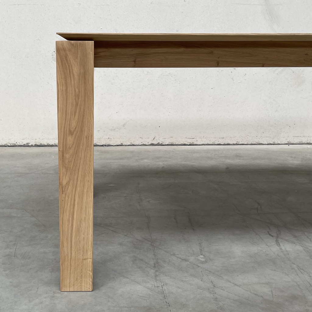 Slice dining table