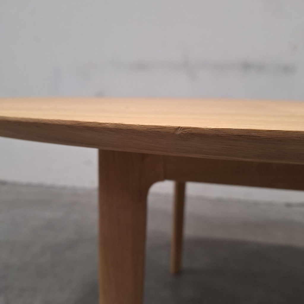 Bok round extendable dining table