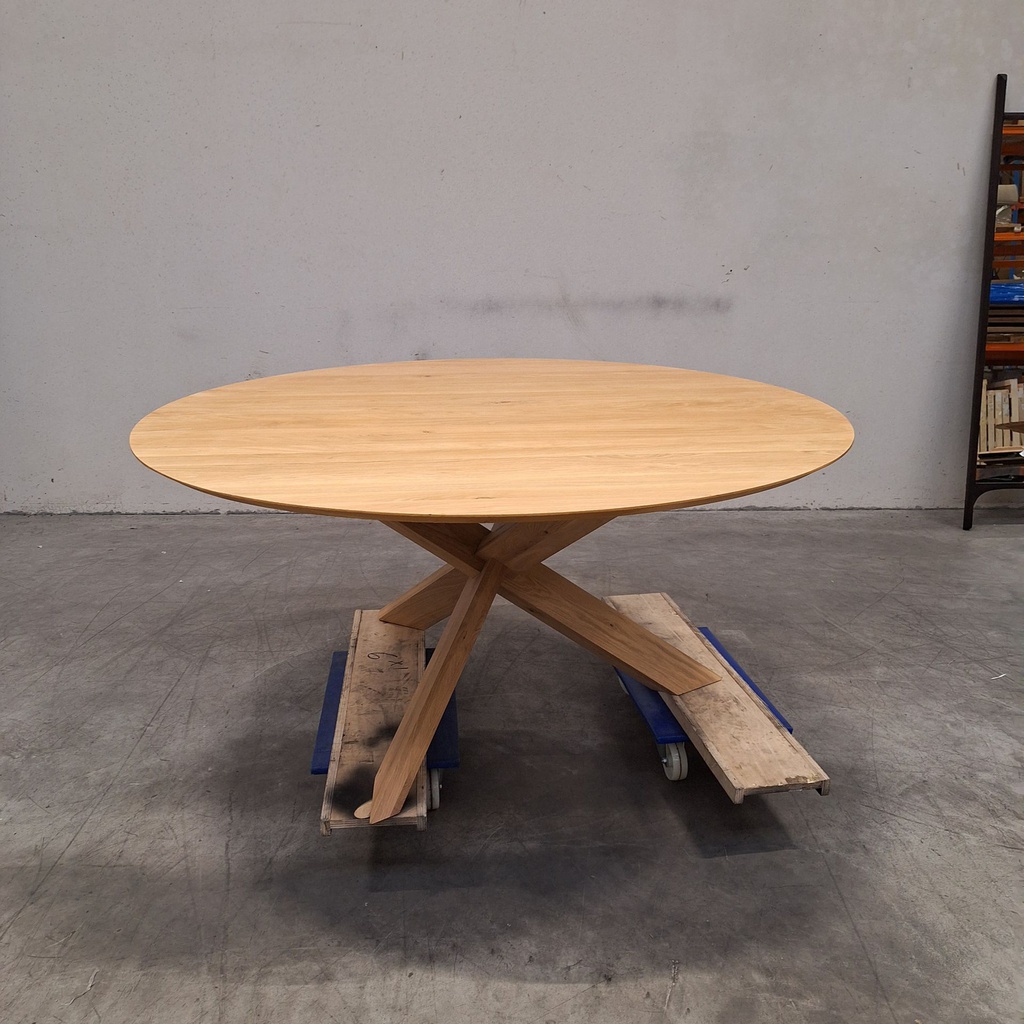 Circle dining table