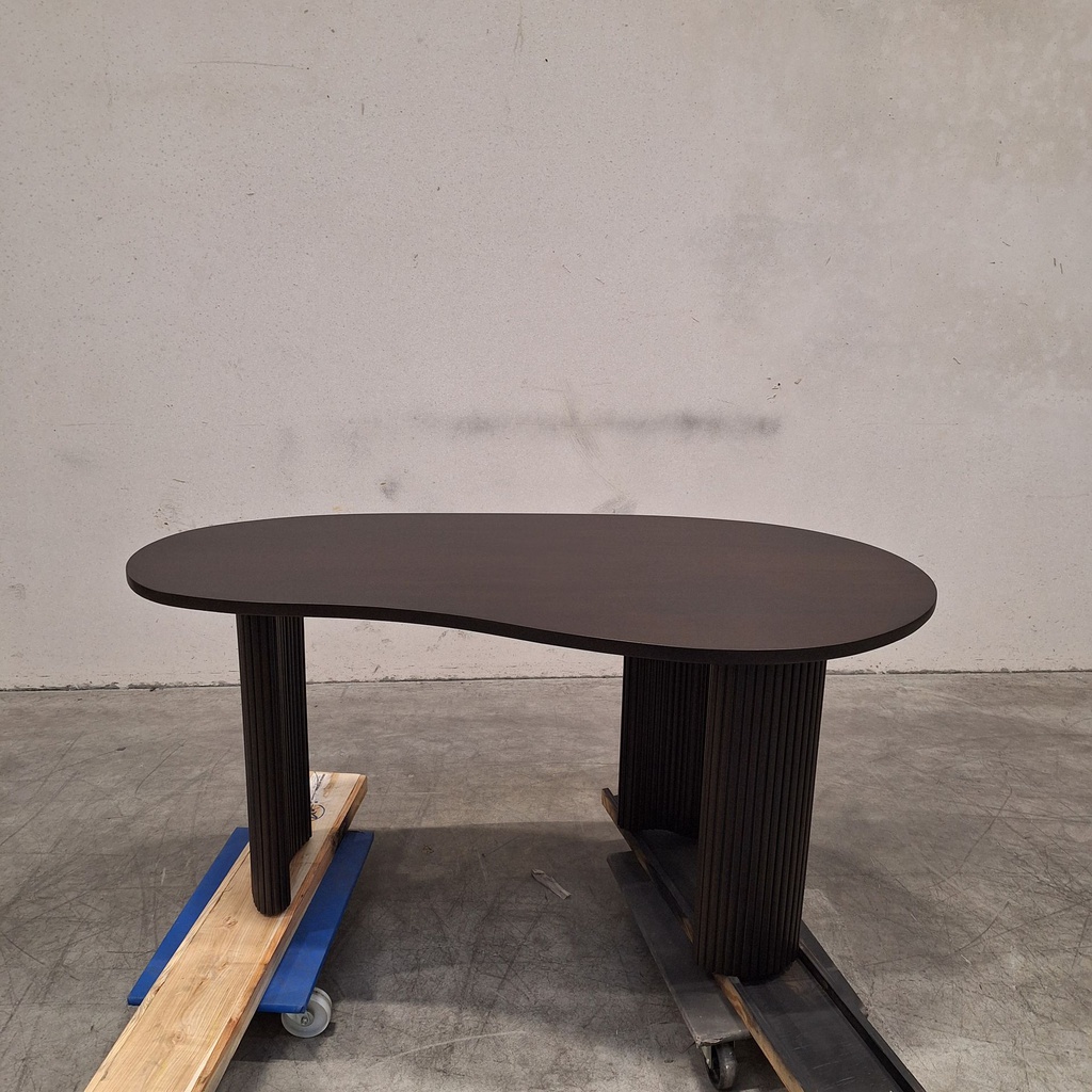 Boomerang desk