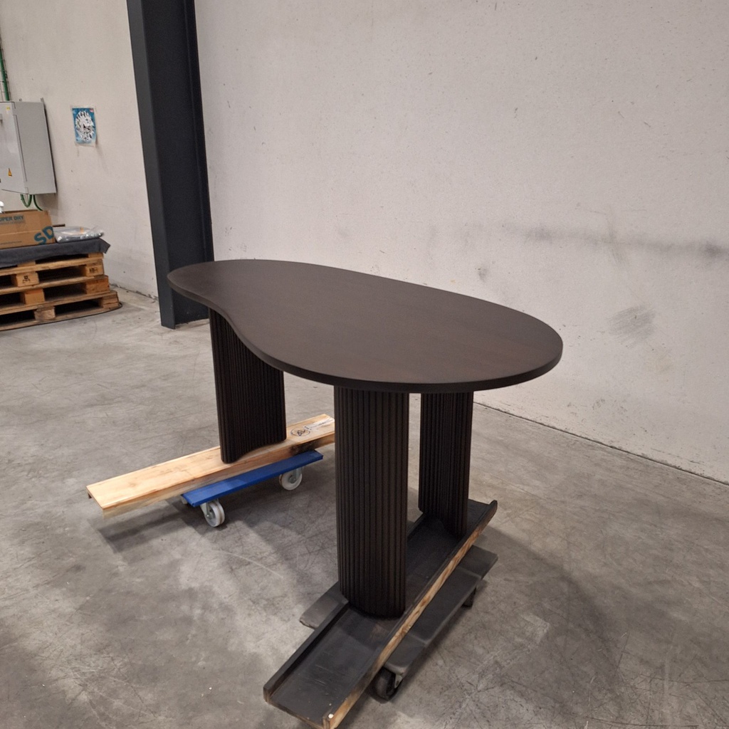 Boomerang desk