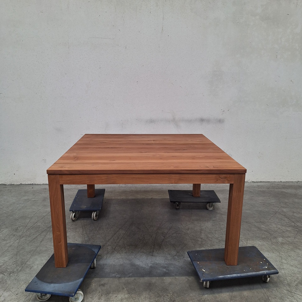 Kubus dining table