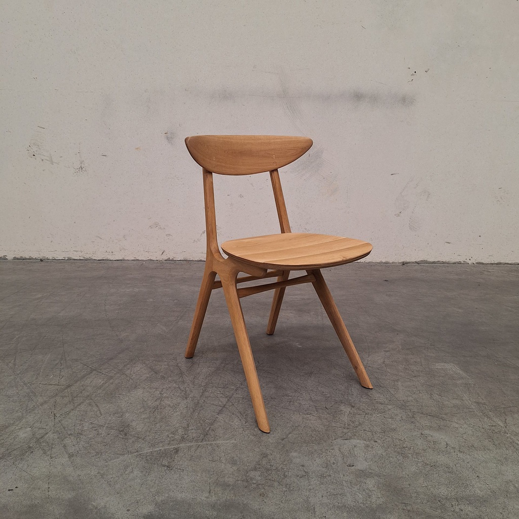 Eye dining chair