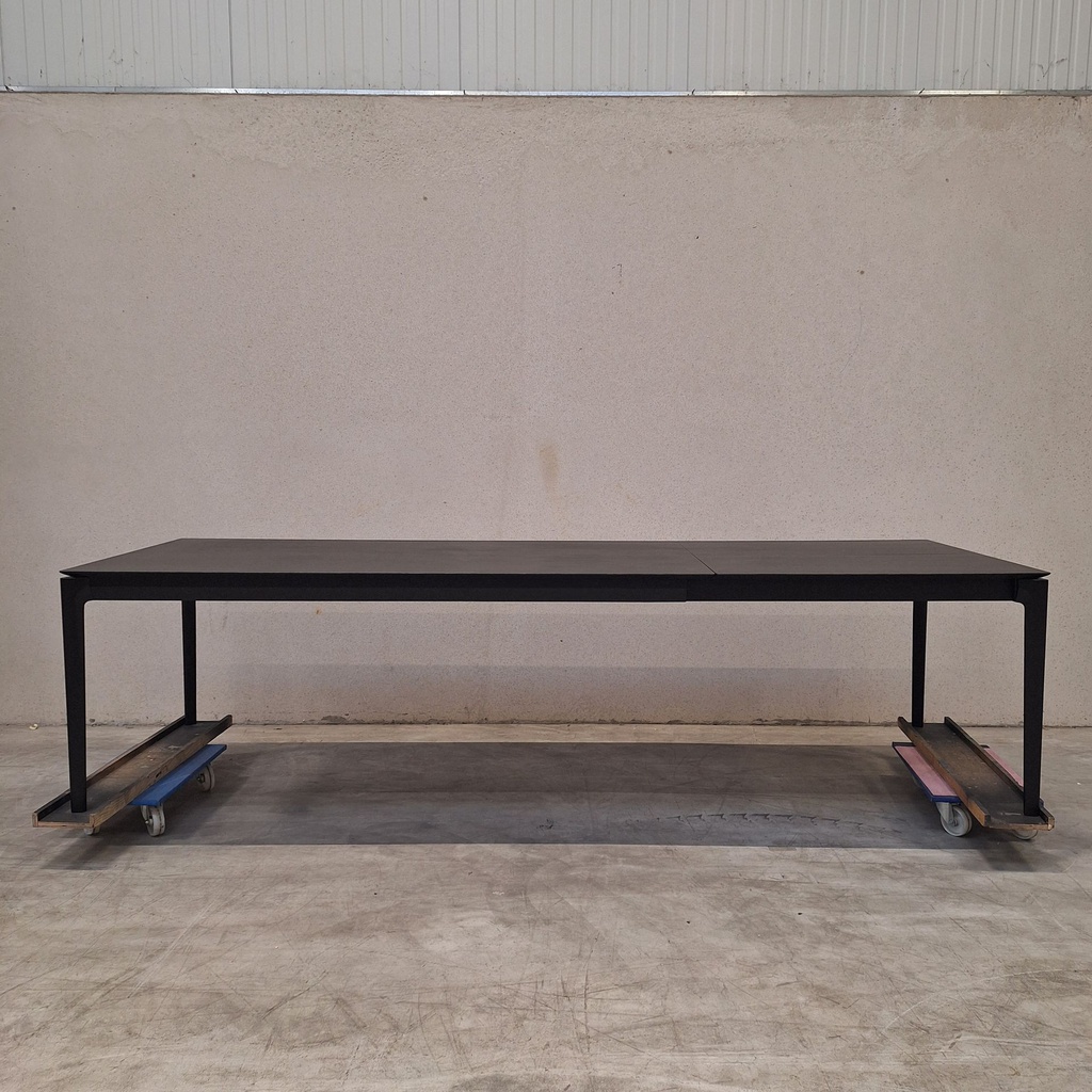 Bok extendable dining table