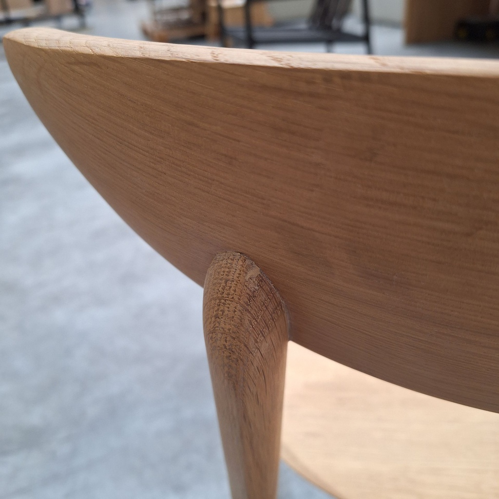 Eye dining chair