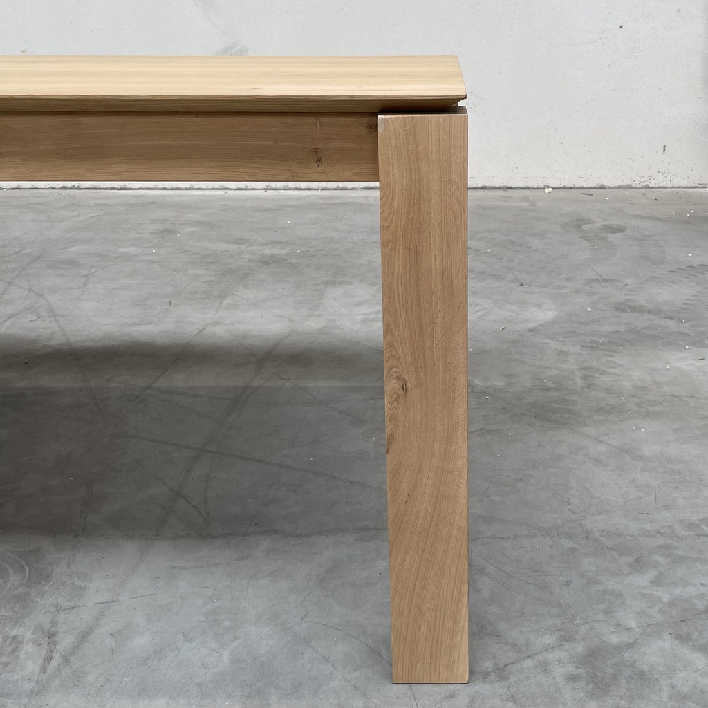 Slice extendable dining table