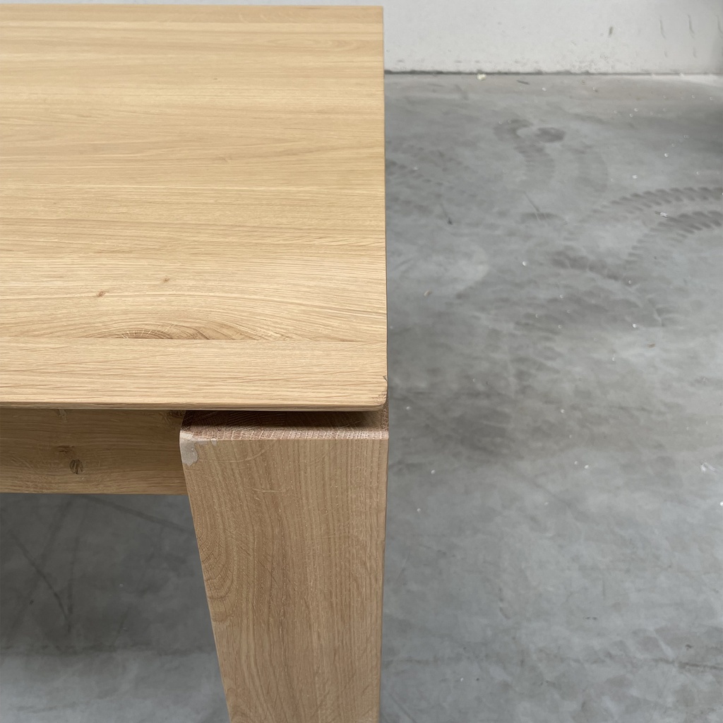 Slice extendable dining table