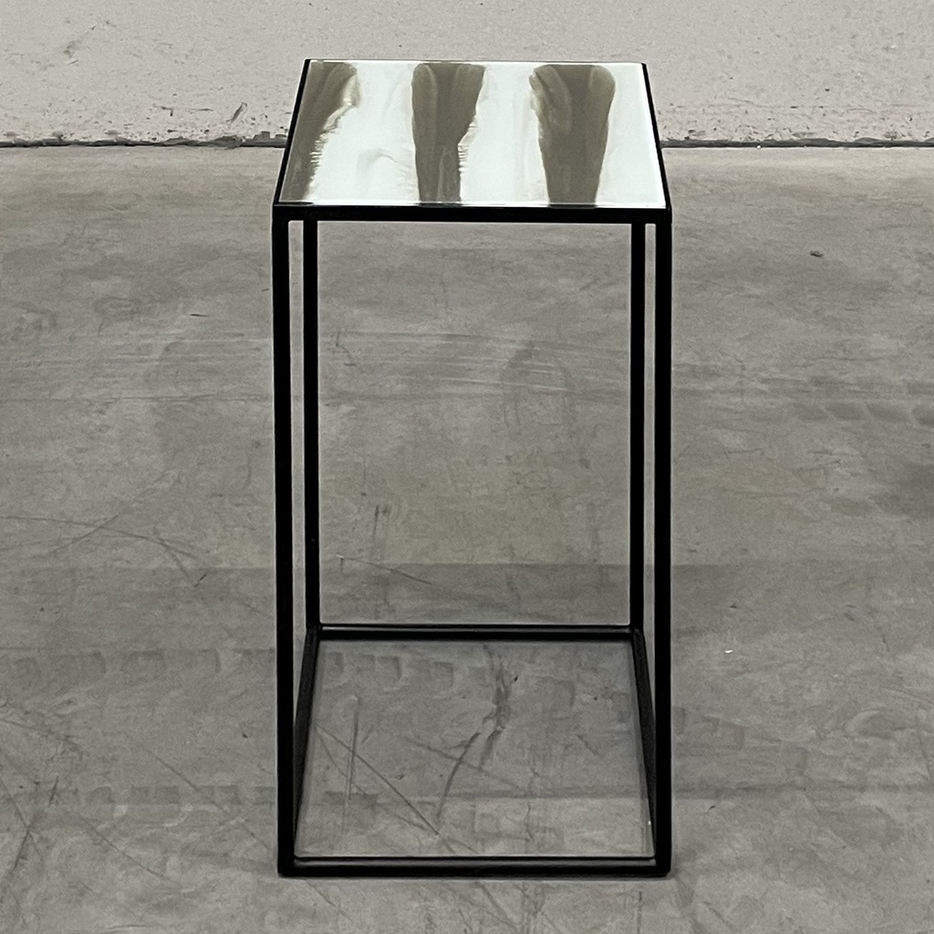 Compact side table 