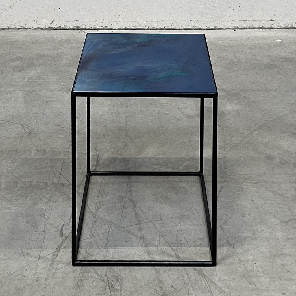 Compact side table 