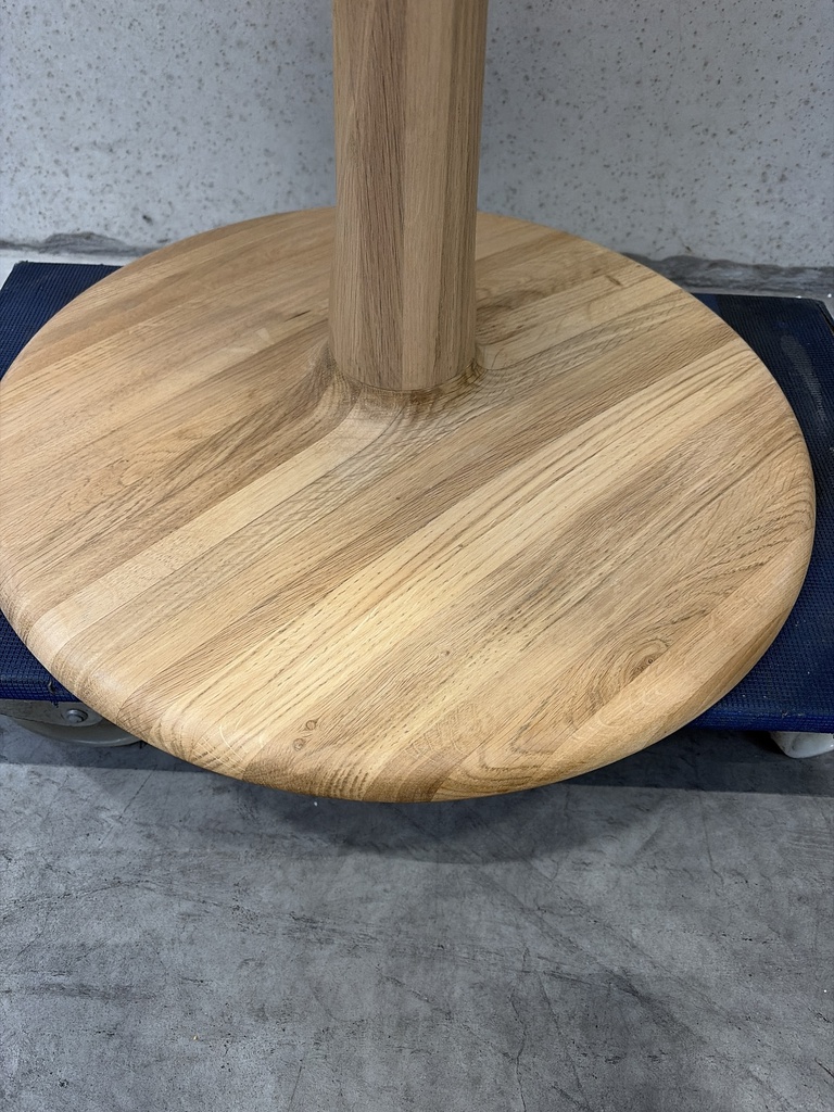 Torsion dining table