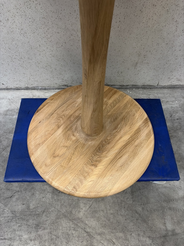 Torsion dining table