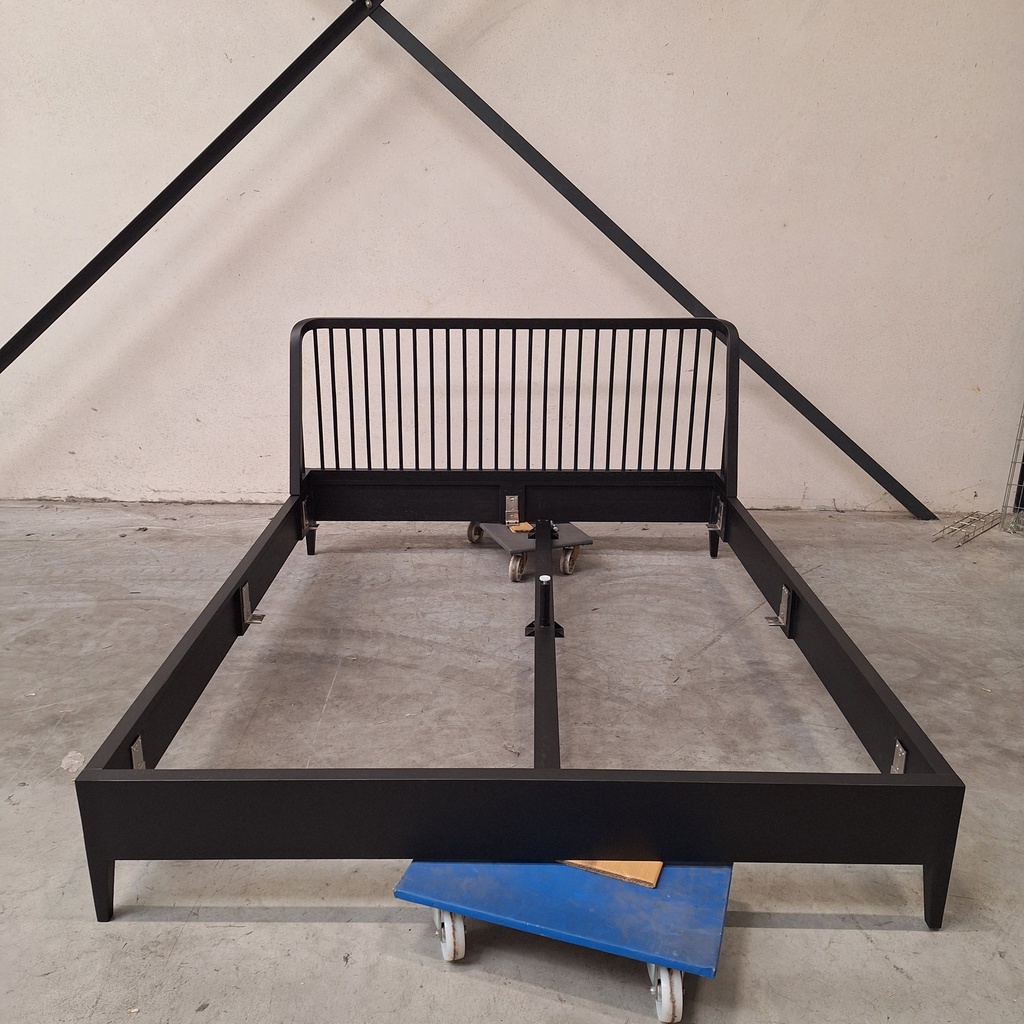 Spindle bed black
