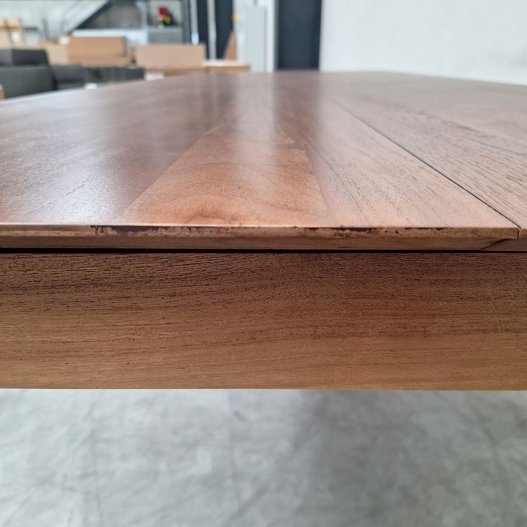 Slice extendable dining table