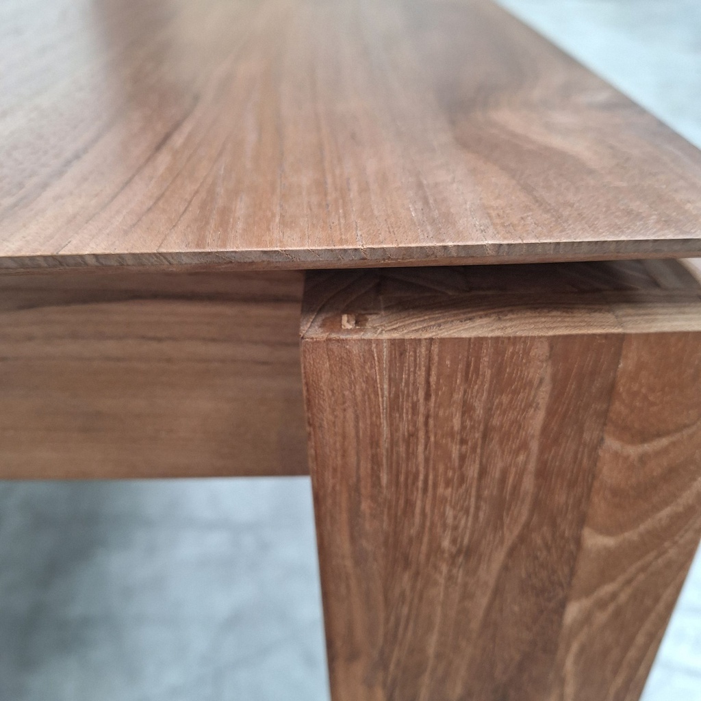 Slice extendable dining table