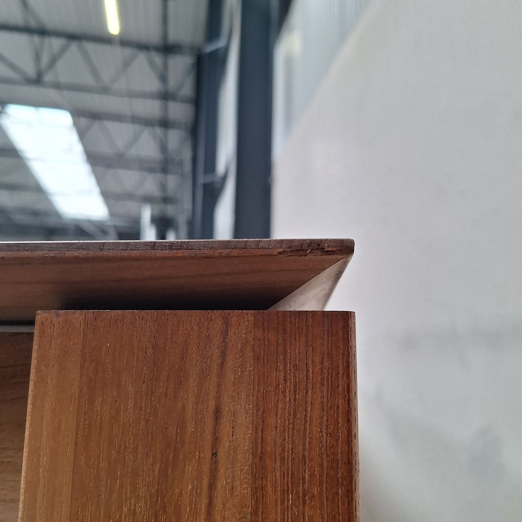 Slice extendable dining table