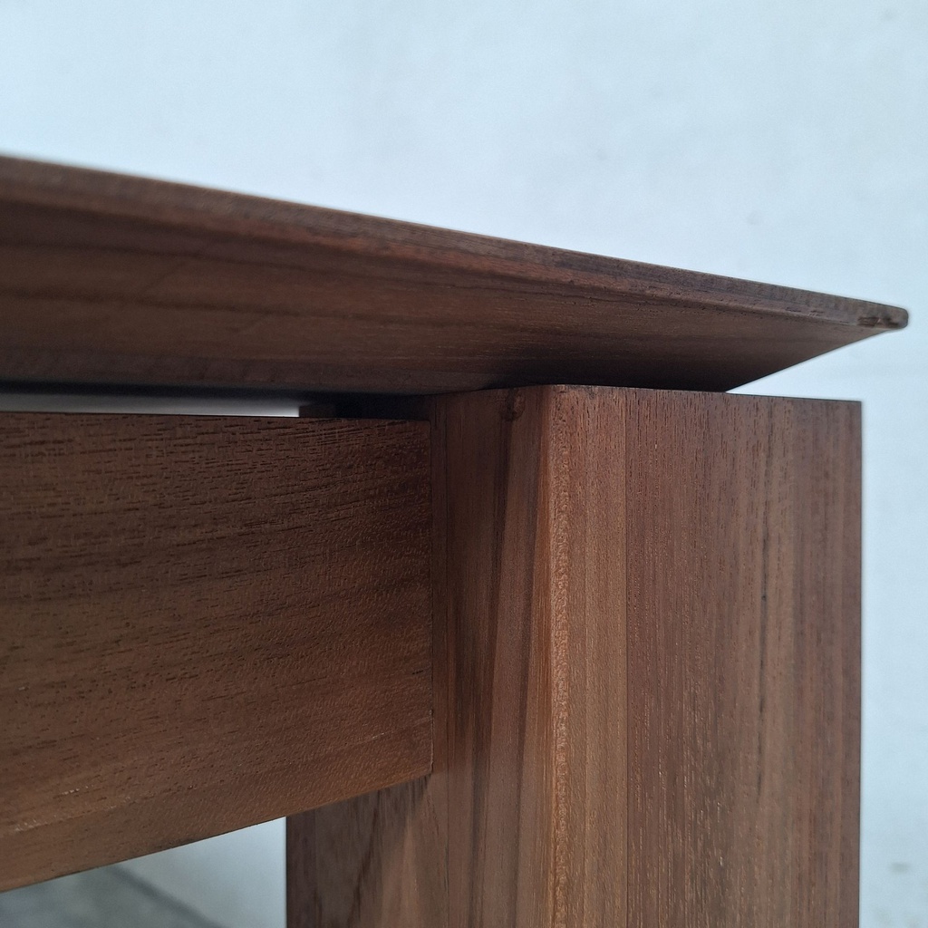 Slice extendable dining table