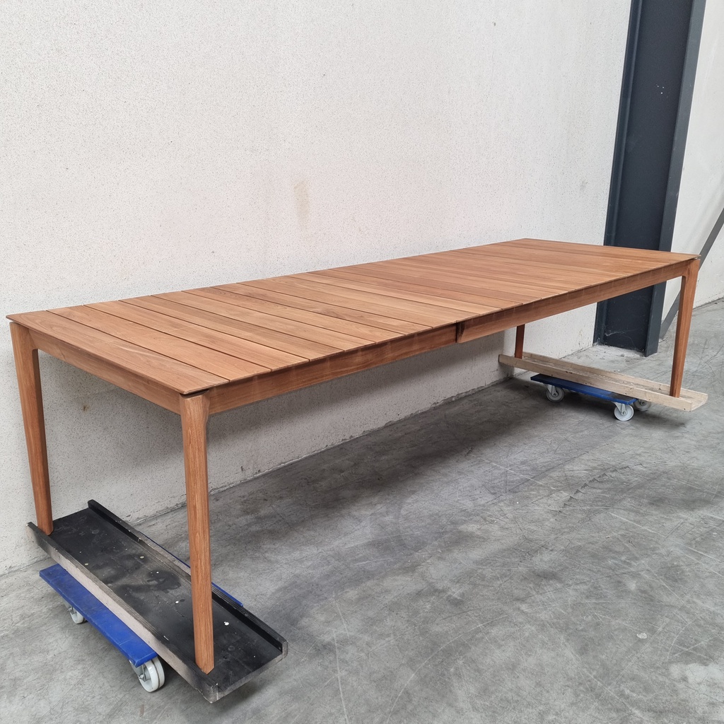 Bok outdoor extendable dining table