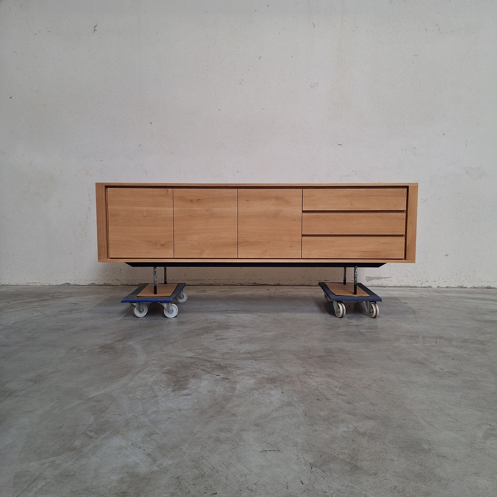Shadow sideboard