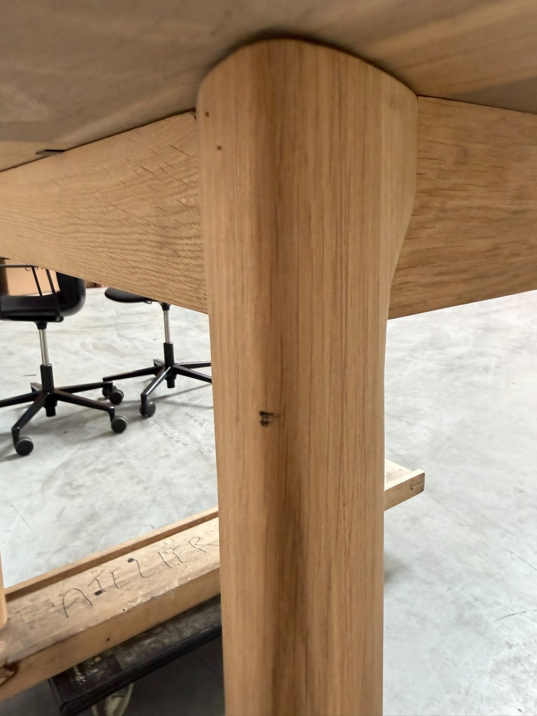 Bok round extendable dining table