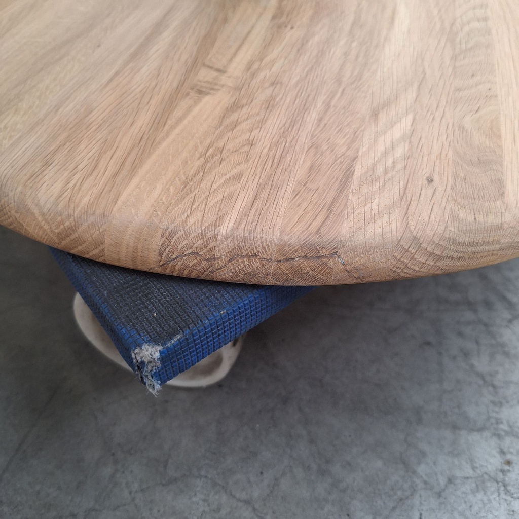 Torsion dining table