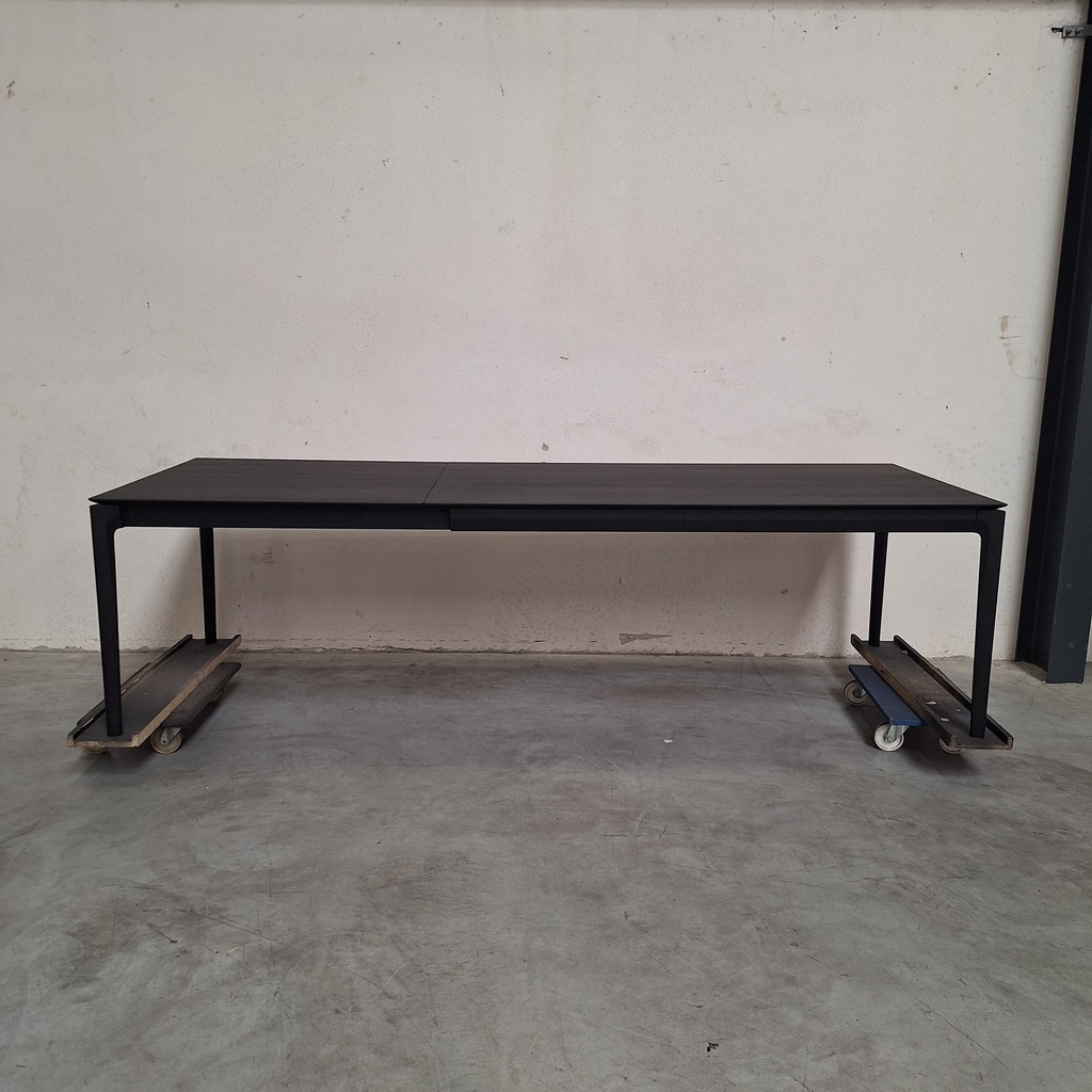 Bok extendable dining table