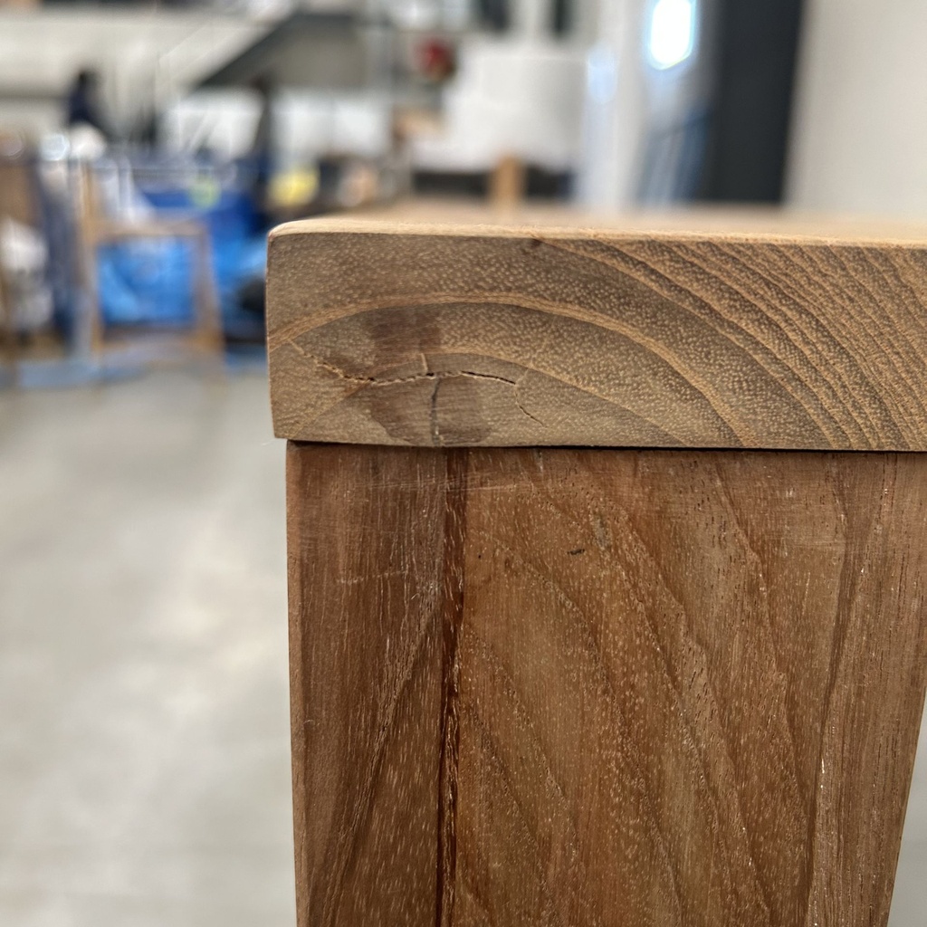 Apron dining table legs 