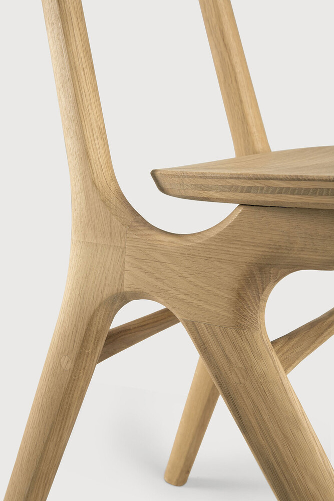 Eye dining chair