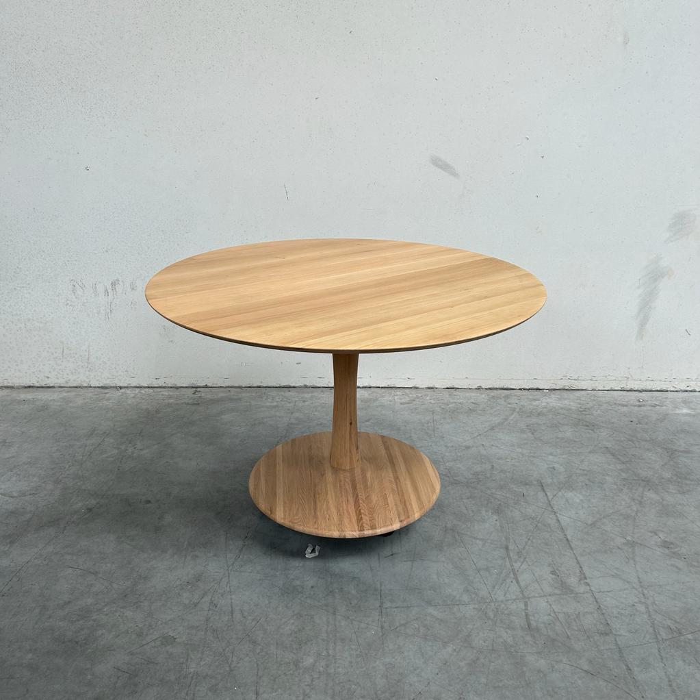 Torsion dining table